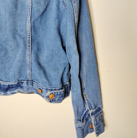 GAP Y2K Jean Jacket Size M Classic Trucker Style Vintage 2000s - Picture 6 of 8